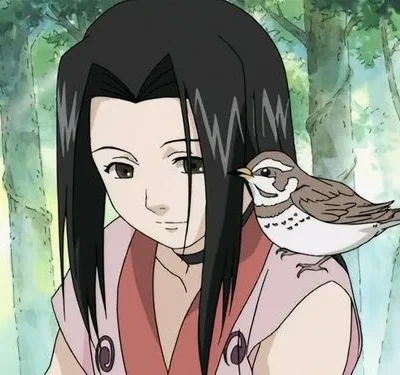 Jovem de cabelo escuro sorri enquanto pássaro pousa em seu ombro. Floresta iluminada, clima sereno.