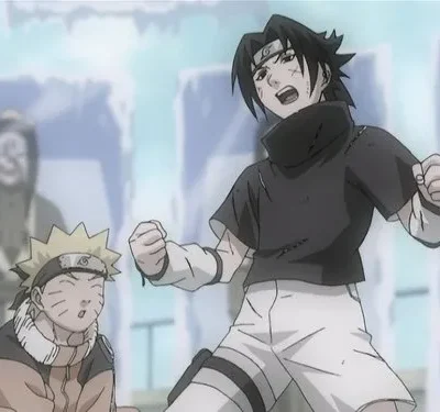 Dois jovens, um loiro espantado e um moreno ferido que grita, cerra os punhos. Cenário glacial com blocos azuis e figura ao fundo.