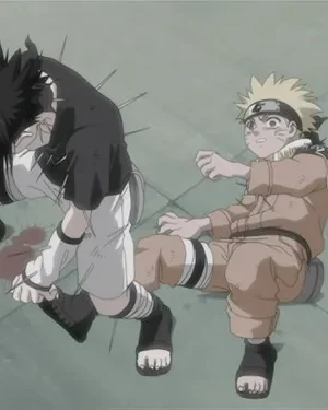 Dois jovens ninjas feridos no chão. Um loiro chocado, o outro de cabelo escuro com agulhas nas costas e sangue. Clima tenso.