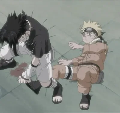 Dois jovens ninjas feridos no chão. Um loiro chocado, o outro de cabelo escuro com agulhas nas costas e sangue. Clima tenso.