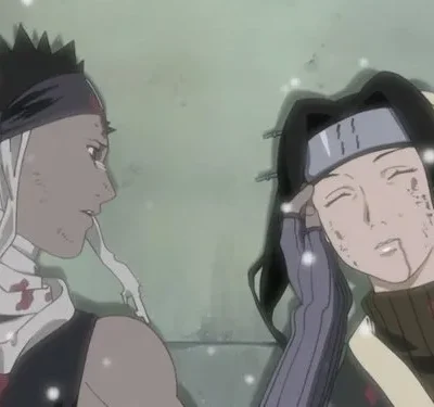 Dois personagens de anime feridos e ensanguentados sob neve. Um homem olha sombrio para a mulher inerte ao seu lado, num cenário cinzento e trágico.