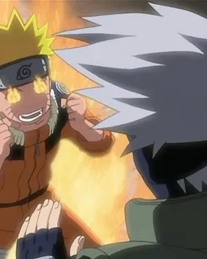 Jovem loiro com olhos em chamas e punhos cerrados confronta figura de cabelos grisalhos. Fundo vibrante de fogo. Cena de intensa energia.