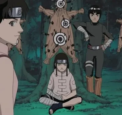 Cena anime: 3 jovens em floresta escura com bonecos de treino. Um garoto medita, outro posa sério e uma garota sorri levemente.
