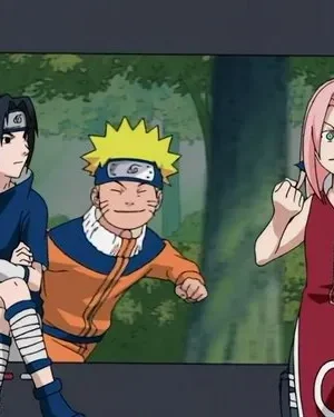 Três jovens de anime: um loiro eufórico espiando, um moreno calmo sentado, e uma garota de cabelo rosa zangada. Cenário verde.