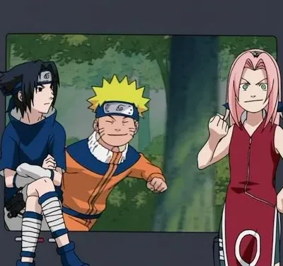 Três jovens de anime: um loiro eufórico espiando, um moreno calmo sentado, e uma garota de cabelo rosa zangada. Cenário verde.