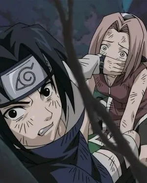 Dois jovens anime, um rapaz assustado e uma moça aterrorizada com a boca coberta, se escondem em um ambiente escuro e tenso.