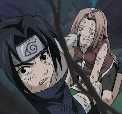 Dois jovens anime, um rapaz assustado e uma moça aterrorizada com a boca coberta, se escondem em um ambiente escuro e tenso.