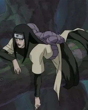 Personagem de cabelos longos e faixa, em roupa ninja, levita sobre um abismo escuro em caverna. Shurikens e kunai caem. Clima de ação e mistério.