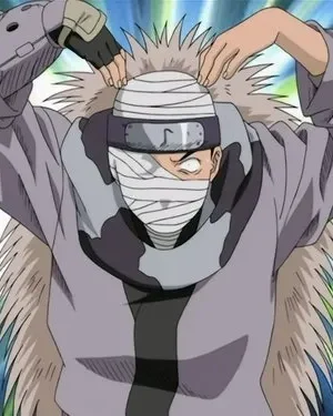 Personagem anime de rosto enfaixado, olhos intensos, cabelo espetado e túnica cinza. Mãos elevadas, fundo azul e verde vibrante.