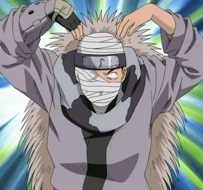 Personagem anime de rosto enfaixado, olhos intensos, cabelo espetado e túnica cinza. Mãos elevadas, fundo azul e verde vibrante.