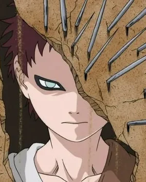 Rosto sério de jovem com cabelo vermelho e olho delineado, emergindo de rocha cravejada de espinhos metálicos.