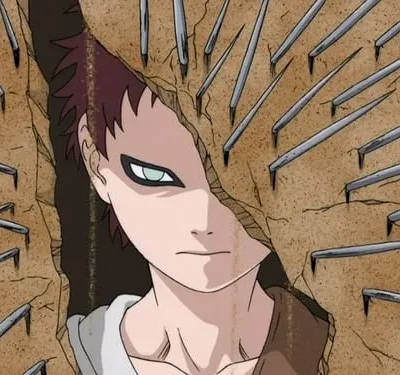 Rosto sério de jovem com cabelo vermelho e olho delineado, emergindo de rocha cravejada de espinhos metálicos.