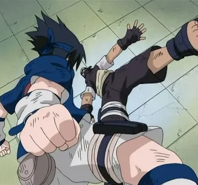 Duas figuras de anime em combate dinâmico. Um de azul soca à frente, outro de preto chuta com a perna levantada. Cenário simples.