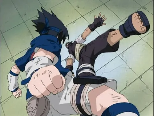 Duas figuras de anime em combate dinâmico. Um de azul soca à frente,outro de preto chuta com a perna levantada. Cenário simples.