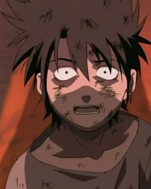 Garoto anime de cabelo escuro, rosto sujo e olhos arregalados em pavor, contra um fundo avermelhado e desfocado.