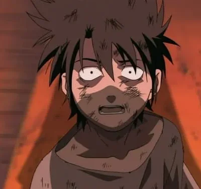 Garoto anime de cabelo escuro, rosto sujo e olhos arregalados em pavor, contra um fundo avermelhado e desfocado.