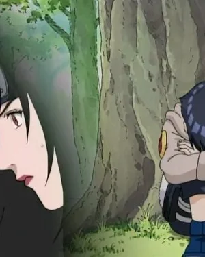 Duas personagens de anime em floresta. Mulher de cabelo preto e bandana pensativa. Garota encolhida, deprimida. Clima melancólico.