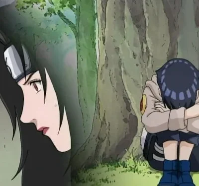 Duas personagens de anime em floresta. Mulher de cabelo preto e bandana pensativa. Garota encolhida, deprimida. Clima melancólico.