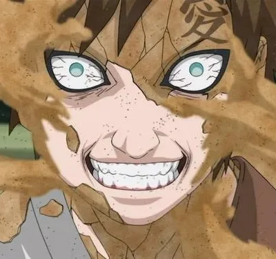 Close-up de rosto anime com sorriso maníaco e olhos arregalados com veias vermelhas. Areia se desintegra, revelando pele. Clima intenso e ameaçador.