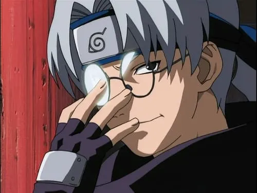 Naruto – T01E51:Uma Sombra na Escuridão:O Perigo se Aproxima de Sasuke!1 Personagem anime de cabelo grisalho e óculos,usando bandana com espiral,ajusta os óculos com sorriso astuto. Fundo vermelho.