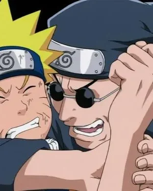 Jovem loiro com bandana azul se esforça contra um homem de óculos e chapéu. Ambos exibem expressões faciais tensas.