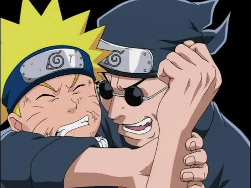 Naruto – T01E52:Ebisu Volta:O Treinamento Mais Duro de Naruto!1 Jovem loiro com bandana azul se esforça contra um homem de óculos e chapéu. Ambos exibem expressões faciais tensas.