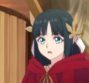Anime: Garota de cabelo escuro, olhos azuis e capa vermelha, com enfeites dourados na cabeça, mostra surpresa em ambiente com cortinas.