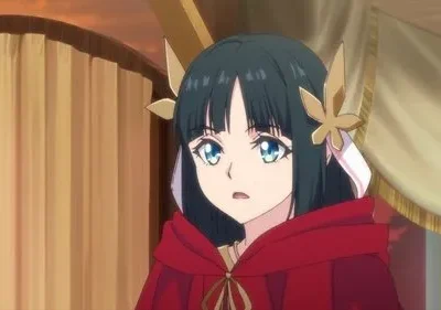 Anime: Garota de cabelo escuro, olhos azuis e capa vermelha, com enfeites dourados na cabeça, mostra surpresa em ambiente com cortinas.