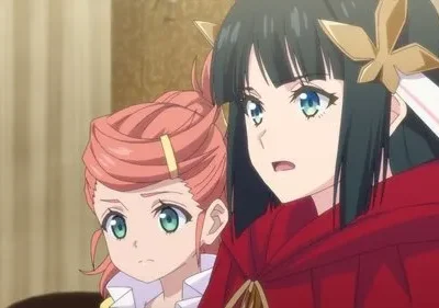 Mulher de capa vermelha e cabelo preto, com acessório dourado, olha surpresa. Ao lado, menina de cabelo rosa e olhos verdes, preocupada.