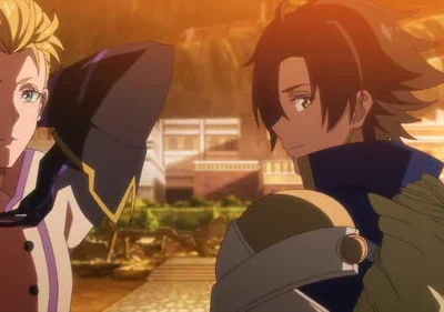 Dois homens anime em uma cidade ensolarada. Um loiro de olhos claros sorri. O outro, com armadura e espada, o observa calmamente.