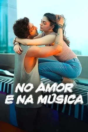 Um casal jovem se abraça com ternura, seus rostos próximos, em um ambiente claro com céu azul. Clima romântico e íntimo.