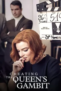Mulher ruiva pensativa em primeiro plano, mordendo o dedo. Homem de terno e claquete de filmagem ao fundo. Clima de bastidores.