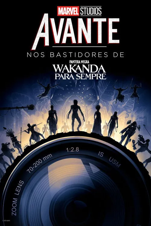 Nos Bastidores de Pantera Negra:Wakanda para S... 1 Pôster:Silhuetas de personagens heroicos e guerreiros em paisagem épica,com câmera e boom. Uma lente gigante enquadra a cena em tons azuis.
