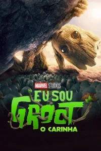 Um ser de madeira com olhos grandes e escuros se inclina sobre uma rocha, olhando para um campo de objetos cinzentos com brotos verdes. Céu iluminado.