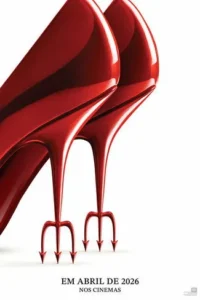 Dois sapatos de salto agulha vermelhos brilhantes,com saltos em forma de tridentes de diabo,sobre fundo branco. Sugere perigo e sedução.