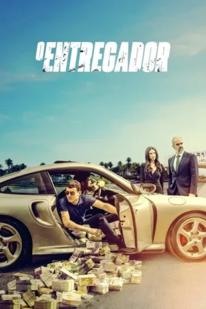 Homem casual em carro esportivo dourado, cercado por dinheiro. Homem de terno e mulher séria observam. Cenário de luxo e crime sob céu azul.