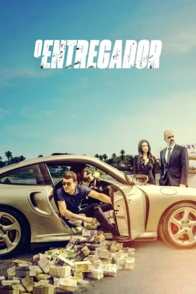 Homem casual em carro esportivo dourado, cercado por dinheiro. Homem de terno e mulher séria observam. Cenário de luxo e crime sob céu azul.