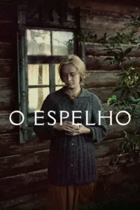 Mulher loira,semblante pensativo,casaco de lã escuro,segura pequeno objeto. Fundo de cabana de madeira e janela antiga.
