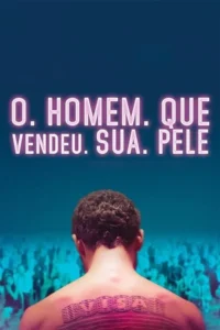 Homem de costas com branding VISA na pele,olhando para uma multidão em um cenário azul. Clima futurista e comercial.