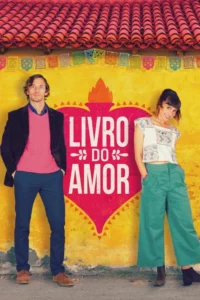 Pôster colorido: homem sério e mulher sorridente. Fundo amarelo com telhado, guirlandas e um grande coração rosa com chama.