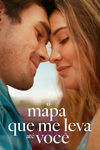 Jovem casal em close-up, rostos próximos, olhos fechados, com expressão de ternura. Fundo de natureza desfocado com luz quente.