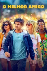 Quatro jovens diversos sorriem em um ambiente festivo com luzes. Um homem de jaqueta no centro, com três mulheres de óculos escuros.