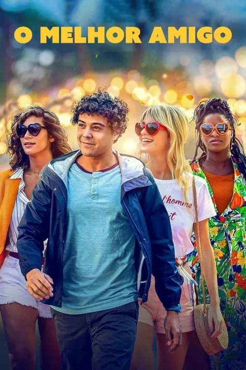 Quatro jovens diversos sorriem em um ambiente festivo com luzes. Um homem de jaqueta no centro, com três mulheres de óculos escuros.