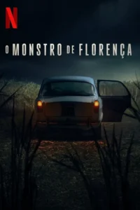 Carro vintage parado à noite em campo escuro,porta aberta,luz traseira acesa. Clima misterioso e tenso.