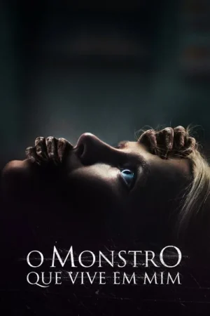 Pôster sombrio: rosto feminino loiro com olho azul brilhante é agarrado por uma mão monstruosa. Clima de terror e possessão.