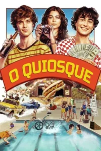 Três jovens sorridentes acima de uma cena caótica de festa de verão com piscina,carros,dinheiro voando e um quiosque de cachorro-quente.