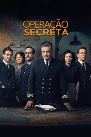 Homem em uniforme naval lidera cinco colegas sérios junto a um mapa em ambiente escuro e formal. Clima de estratégia ou guerra.