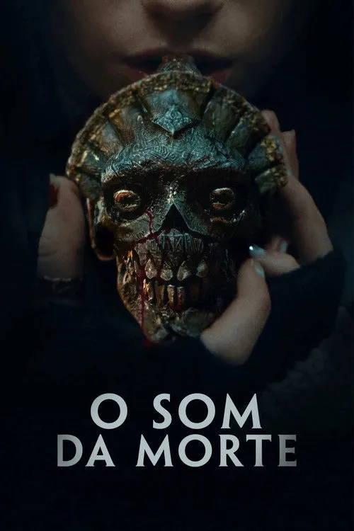 Mãos seguram um crânio metálico ornamentado e ensanguentado, perto da boca. Fundo escuro e clima sombrio.