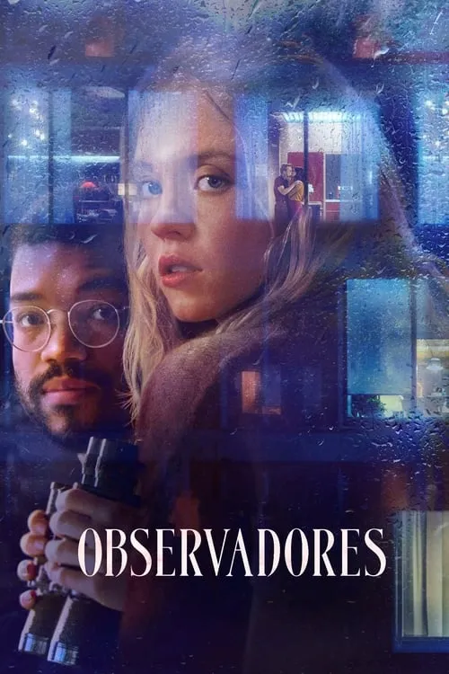 Mulher loira e homem com binóculos observam uma cidade chuvosa à noite,onde um casal se abraça. Clima de suspense.