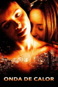 Duas mulheres em close,uma sendo mordida no pescoço pela outra,com uma cidade noturna de fundo. Tom quente e sensual.